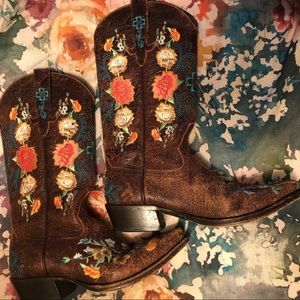 Macie Bean embroidered floral boots size 6.5